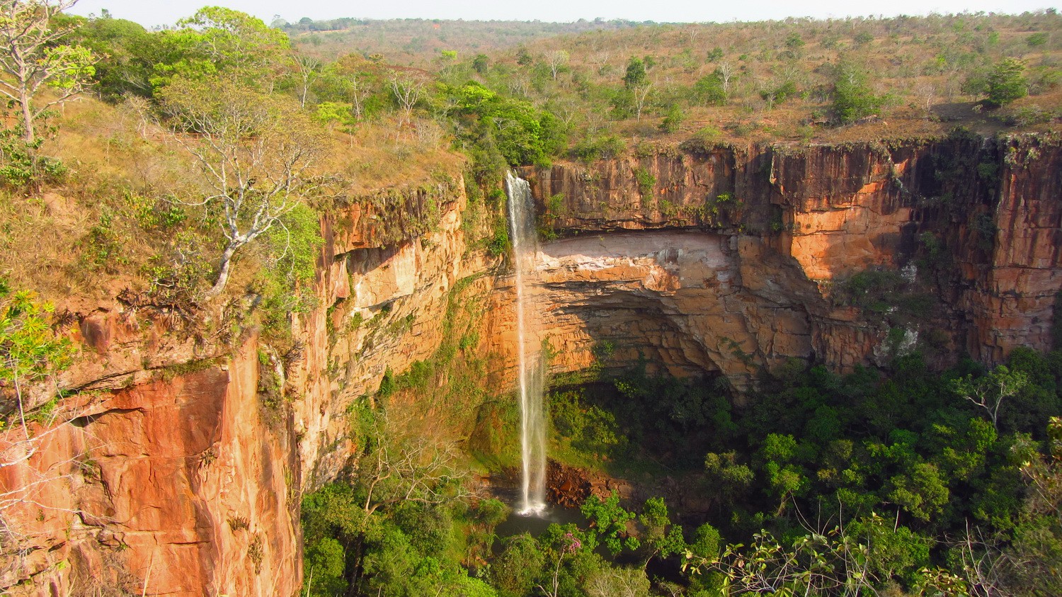 Waterfall Veu de Noiva, 86 meters free-falling